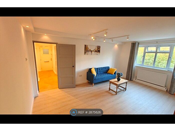 2 Bedroom Flat To Rent In Bushey Court, London, SW20