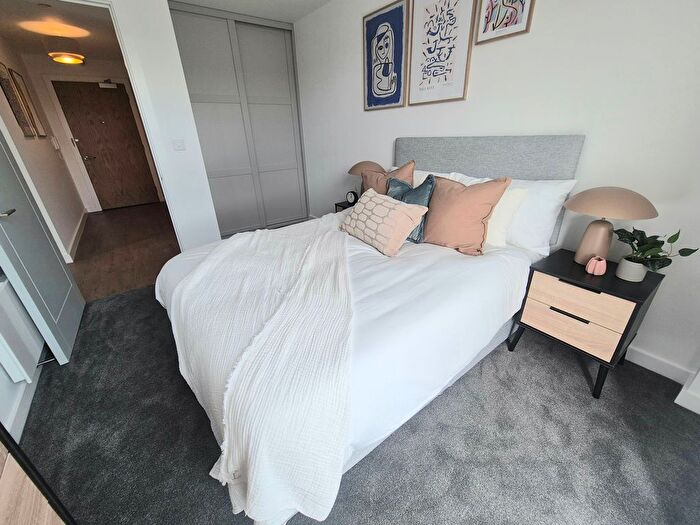 2 Bedroom Flat To Rent In Cow Green, Halifax, HX1