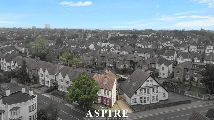 3 Bedroom Flat For Sale In Carisbrooke Road, Westcliff-On-Sea, SS0