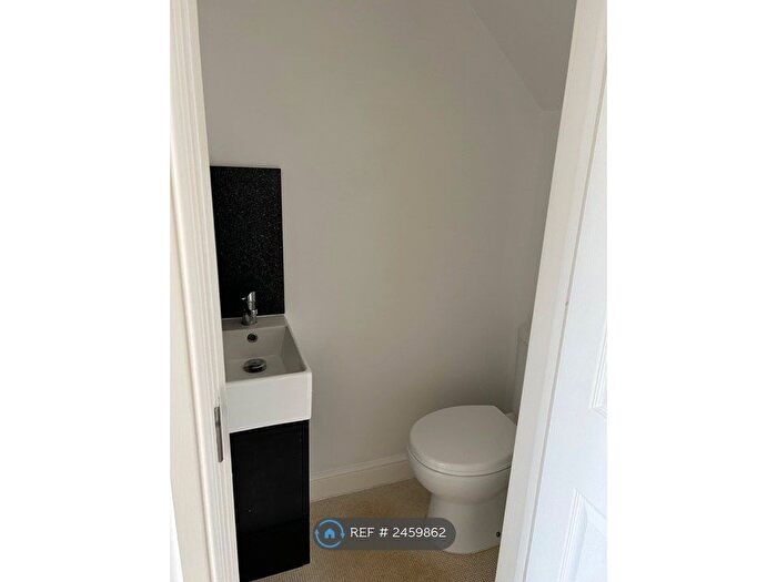 4 Bedroom Semi-Detached House To Rent In Linden Drive, Chesterfield, S41