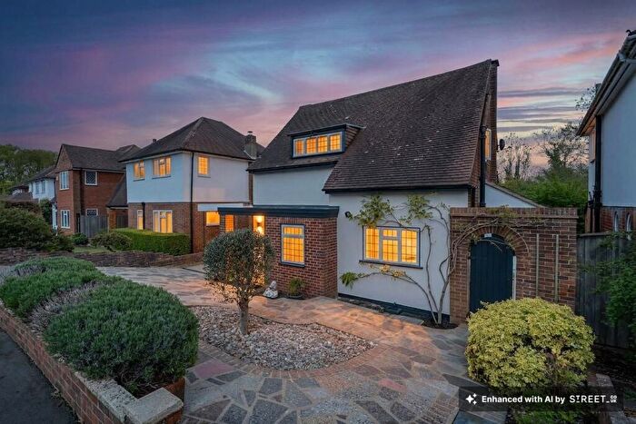 3 Bedroom Detached House For Sale In Bishops Close, Coulsdon, CR5