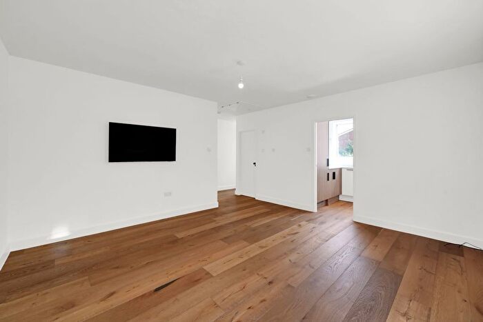 2 Bedroom Flat For Sale In Lonsdale Drive, Enfield, EN2