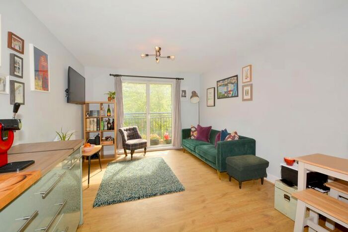 1 Bedroom Flat To Rent In Padstone House, Bow, E3