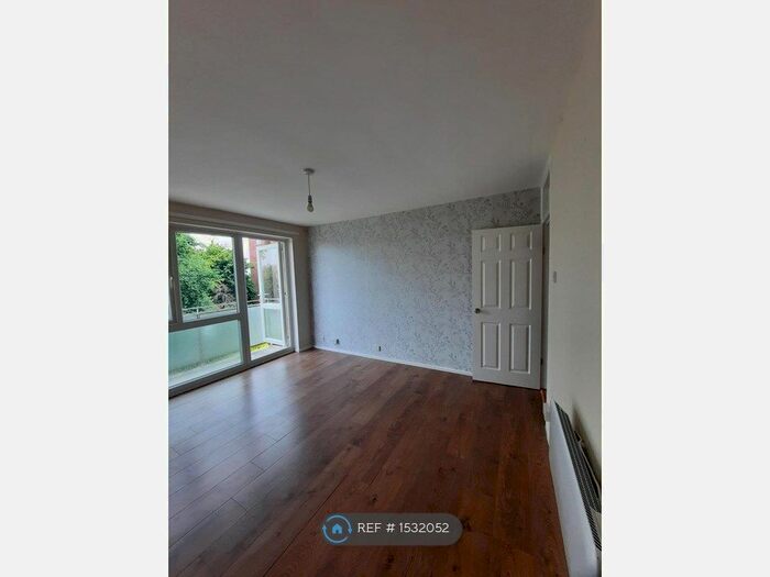 2 Bedroom Flat To Rent In Hobs Road, Lichfield, WS13