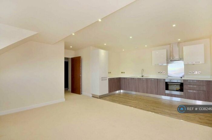 2 Bedroom Flat To Rent In Lyon Court, Hersham, Walton-On-Thames, KT12