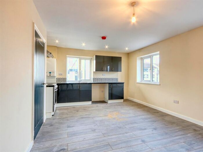 3 Bedroom Flat To Rent In Lowgates, Staveley, Chesterfield, Derbyshire, S43