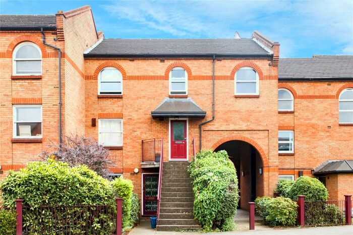 2 Bedroom Apartment To Rent In Victoria Park Road, South Hackney, London, E9