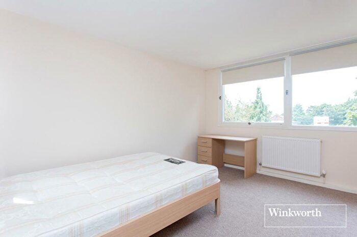 2 Bedroom Apartment To Rent In Chandos Way, London, NW11