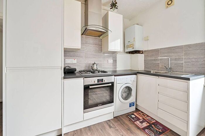 1 Bedroom Flat To Rent In Preston Close, Elephant And Castle, London, SE1