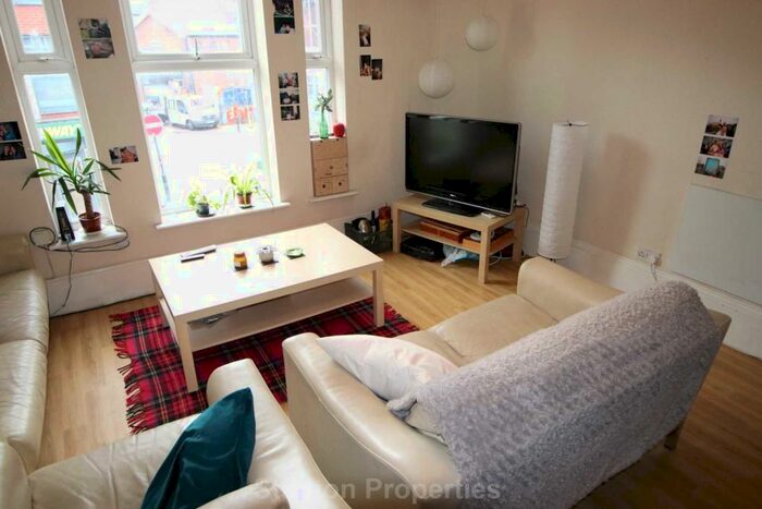 3 Bedroom Apartment To Rent In Wilmslow Road, Withington, M20