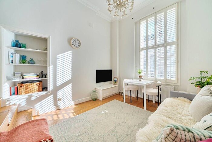 2 Bedroom Maisonette For Sale In St Georges Square, Pimlico, London, SW1V