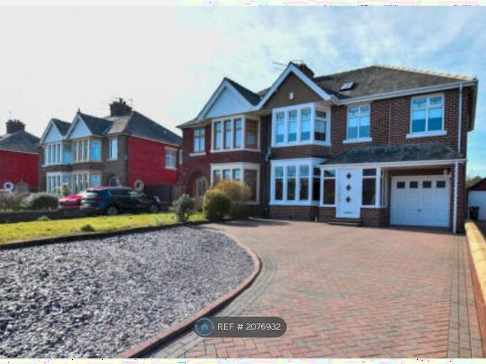 6 Bedroom Semi-Detached House To Rent In Devonshire Road, Blackpool, FY2