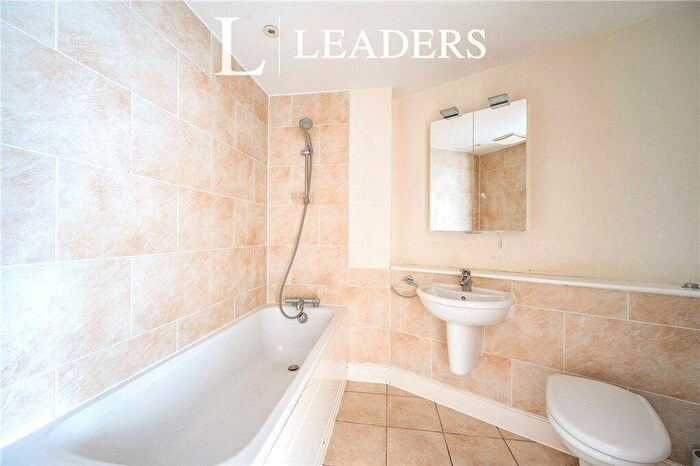 2 Bedroom Apartment For Sale In The Canalside, Gunwharf Quays, Portsmouth, PO1