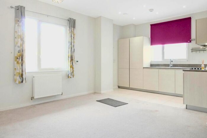 2 Bedroom Flat To Rent In Lower Graham Mews, London, N18