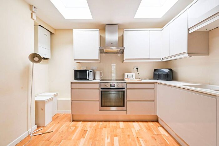 1 Bedroom Flat To Rent In St Frideswides Mews, Poplar, London, E14