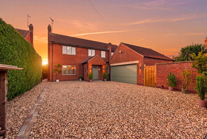 4 Bedroom Detached House For Sale In Sunset Views & Stylish Living On Longmead Drive, NG25