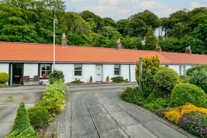 2 Bedroom Cottage For Sale In North Row, Charlestown, Dunfermline, KY11