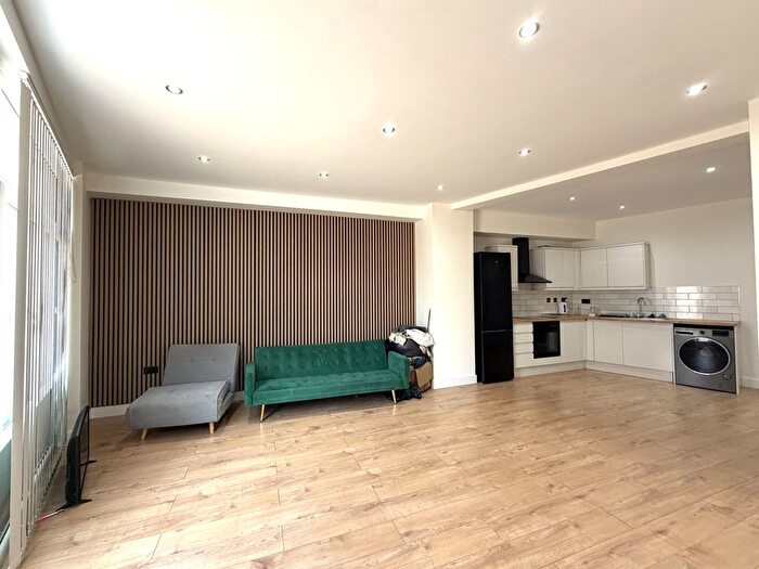 1 Bedroom Flat To Rent In High Street, Staines-Upon-Thames, TW18
