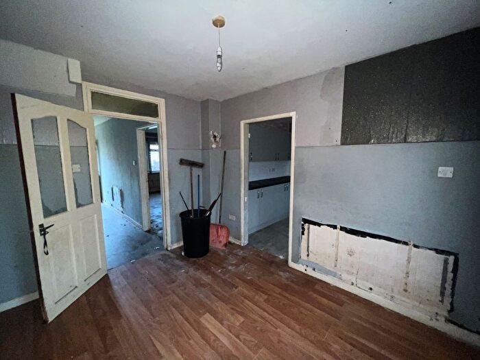 5 Bedroom Semi-detached House For Sale In Dawson Street, Walsall, WS3