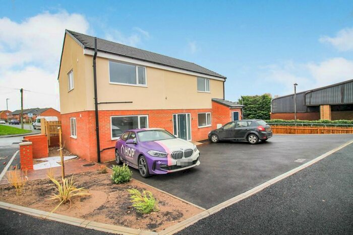 2 Bedroom Apartment To Rent In Scott Chase, Leeds, LS12