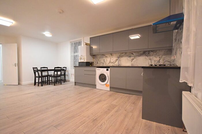 3 Bedroom Flat To Rent In Parklands Road, London, SW16