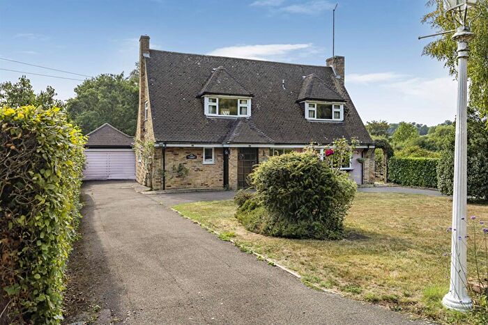 4 Bedroom House For Sale In Winter Hill Road, Cookham Dean, SL6