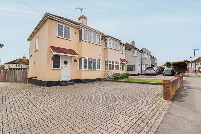 3 Bedroom Semi Detached House For Sale In Brendon Way, Westcliff-On-Sea, SS0