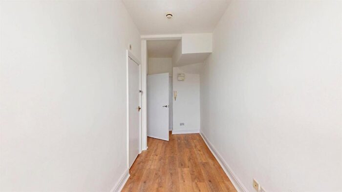 1 Bedroom Flat To Rent In West Cromwell Road, London, SW5