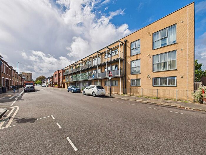 2 Bedroom Flat For Sale In Cornwall Road, London, N15