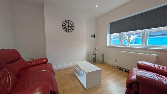 2 Bedroom Maisonette To Rent In Modern Bedroom Flat On The Edge Nottingham City Centre, NG2