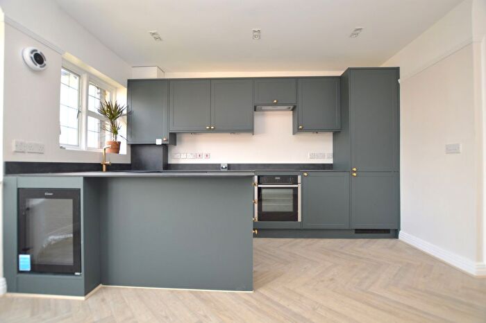 2 Bedroom Flat To Rent In Woodford Road, London, E18