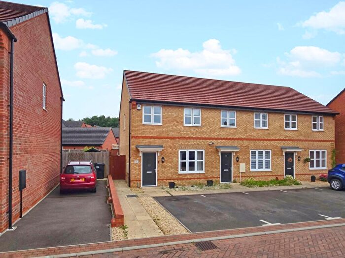 3 Bedroom End Of Terrace House For Sale In Yarrow Place, Ampthill, Bedfordshire, MK45