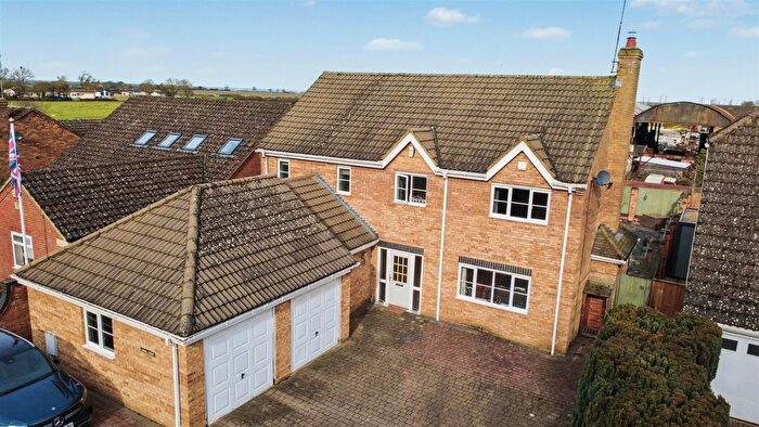 4 Bedroom Detached House For Sale In Long View, Clopton, NN14