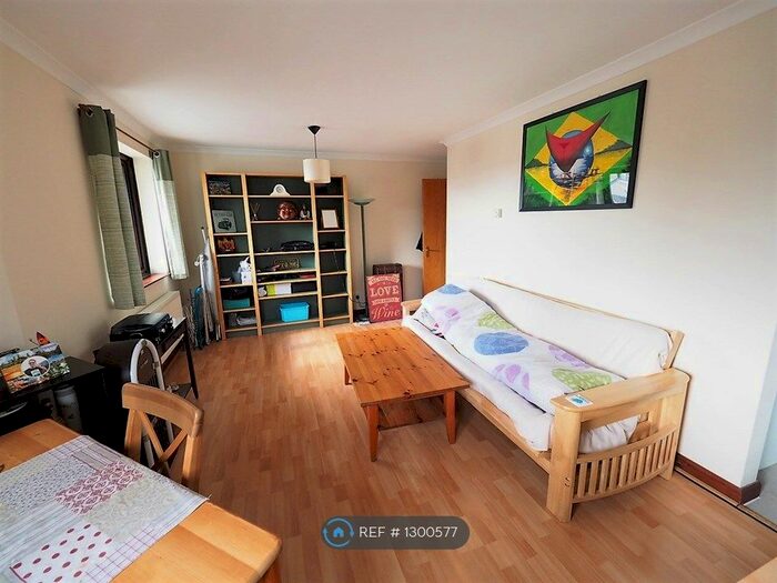 1 Bedroom Flat To Rent In Egham, Egham TW20