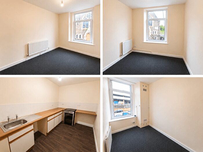2 Bedroom Flat To Rent In Llanelli, SA15