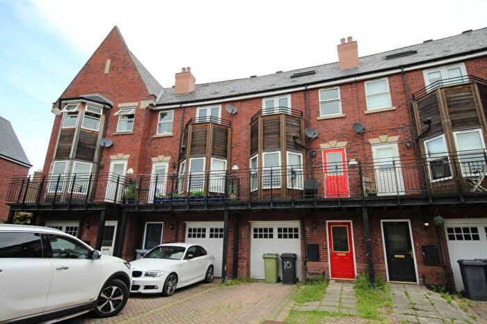 5 Bedroom Terraced House For Sale In Huntington Crescent, Far Headingley, Leeds, LS16