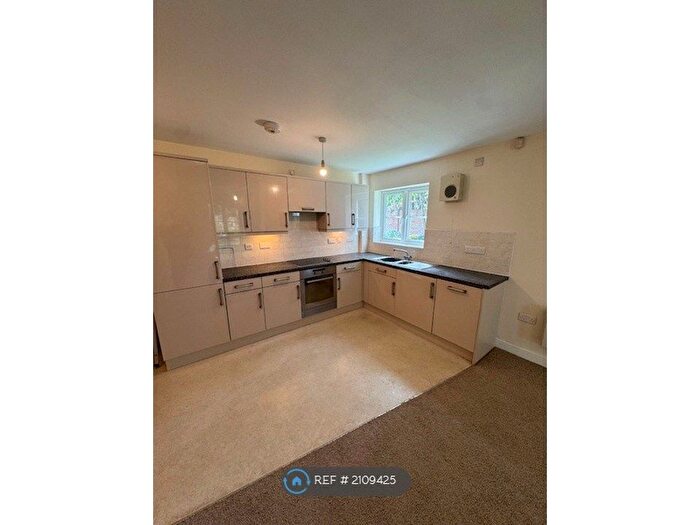 2 Bedroom Flat To Rent In Heaton Moor, Stockport, SK4