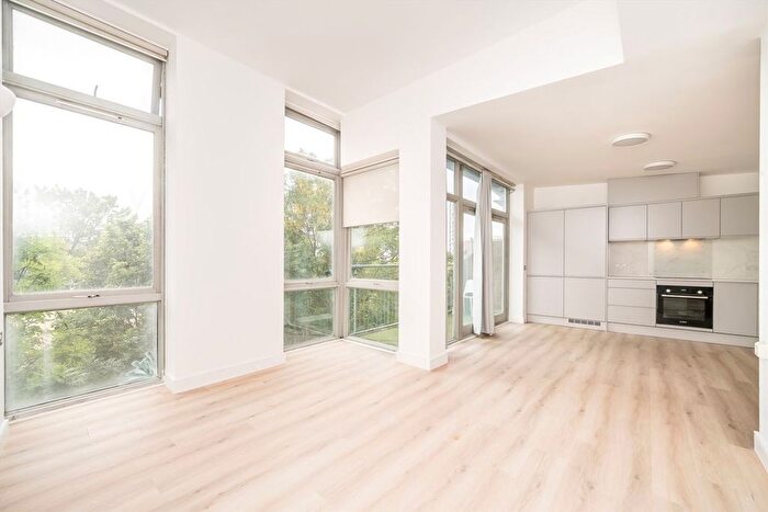 2 Bedroom Flat To Rent In Hunt Close, London, W11