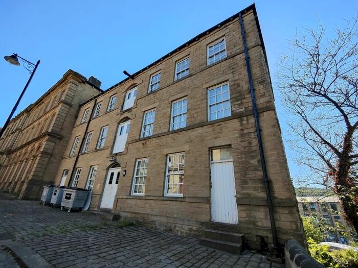 3 Bedroom Flat To Rent In Station Road, Batley, WF17