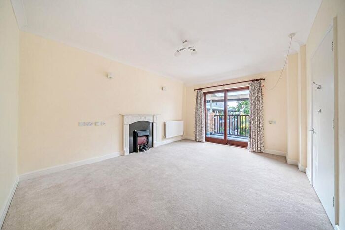 2 Bedroom Retirement Property For Sale In Emmbrook Court, Reading, RG6