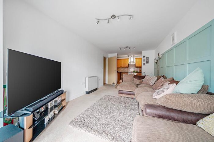 2 Bedroom Flat To Rent In Thornhill Close, Carterton, OX18
