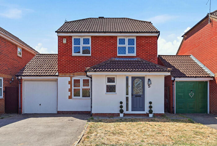 3 Bedroom Detached House For Sale In Niven Close, Wickford, SS12