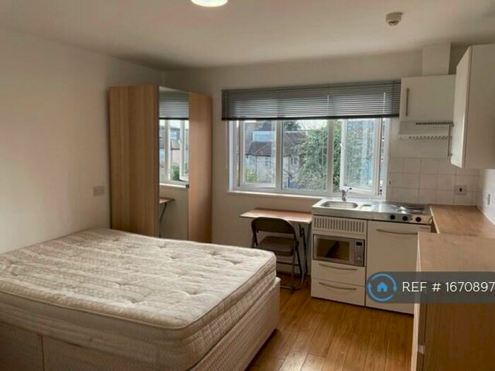 Studio To Rent In Golders Green Road, London, NW11