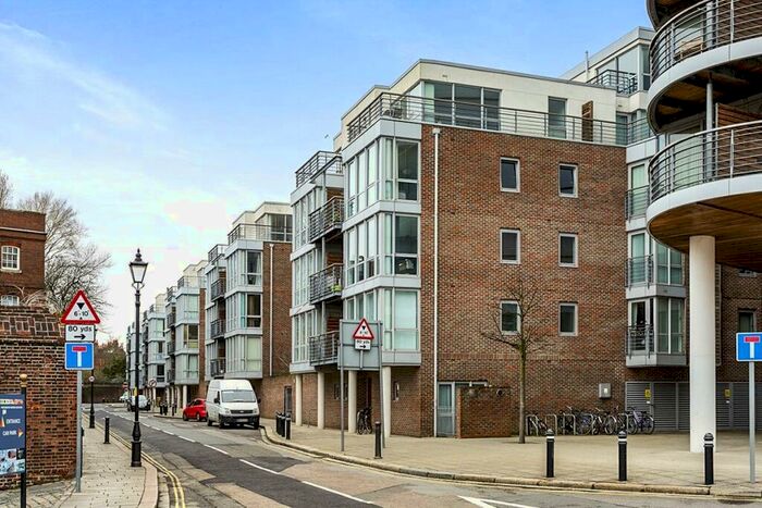 Flat To Rent In Admiralty Road, Portsmouth, Hampshire, PO1