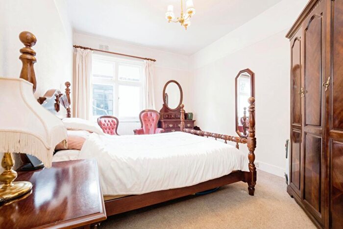 6 Bedroom Bungalow For Sale In Mavis Grove, Hornchurch, Essex, RM12