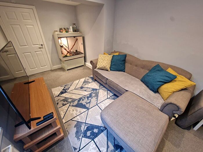 4 Bedroom Terraced House To Rent In Strathmore Avenue, Luton, Bedfordshire, LU1