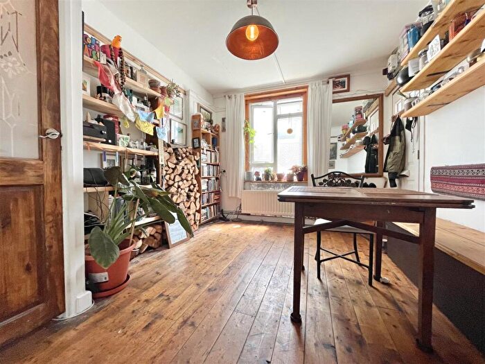 2 Bedroom Flat For Sale In Granville Road, Weymouth, DT4
