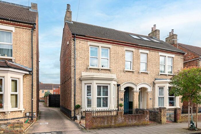 4 Bedroom Semi Detached House For Sale In Goldington Avenue, Bedford, MK40