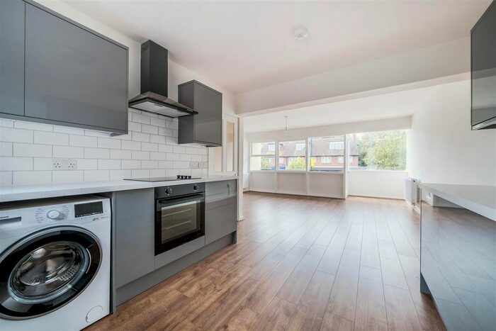 3 Bedroom Flat To Rent In Dryden Court, Upper Ham Road, Richmond, TW10