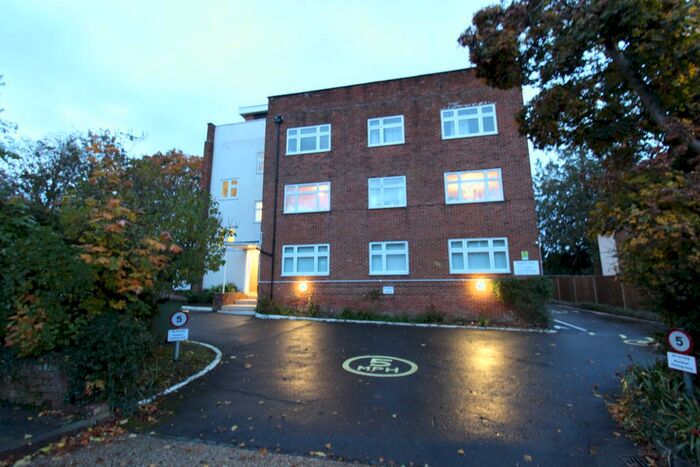 3 Bedroom Flat To Rent In Bassett Avenue, Southampton, SO16